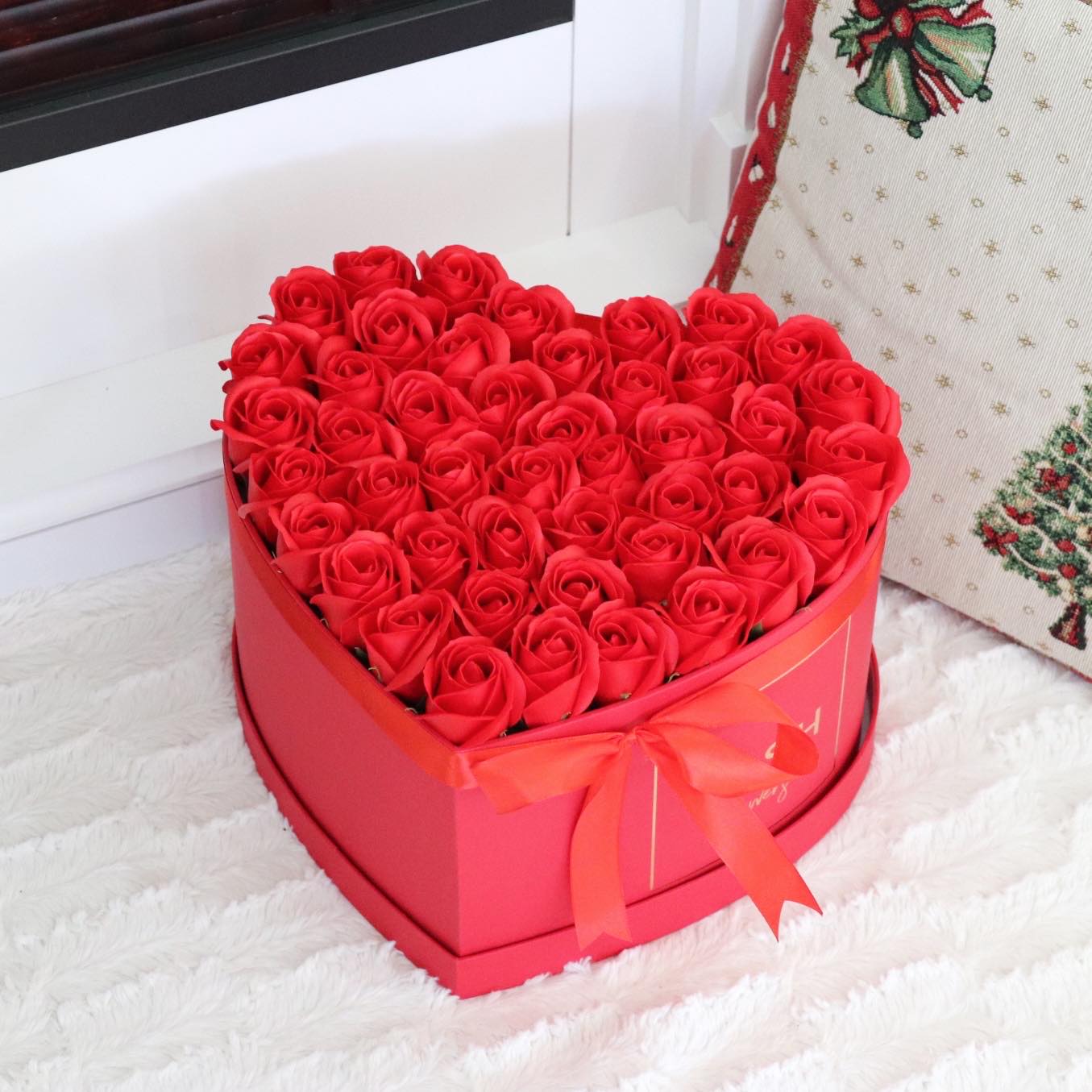 Cutie LOVE cu trandafiri de sapun rosii